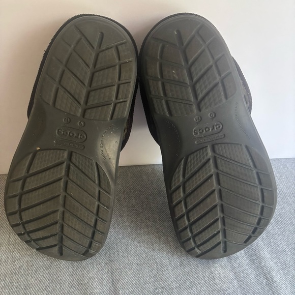 Crocs Black Fuzzy Lined, Corduroy Trim Winter Clogs Men’s 9 / Women’s 11 - Picture 7 of 11